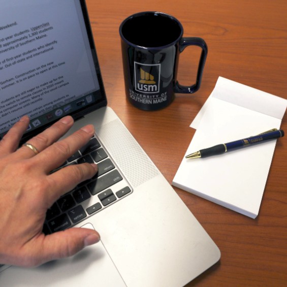 Writer makes an edit on a story about Move-In Weekend for the fall 2022 semester.